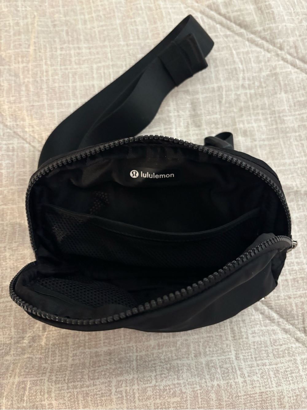 lululemon athletica Black Women’s Slim Belt Bag - Picture 2 of 3